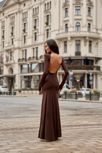 lalila-lalilaostrołęka-lalilafashionpl--drapowana-sukienka-z-odkrytymi-plecami-w-kolorze-brazowym.webp