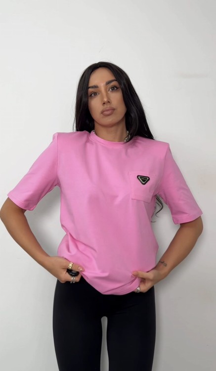 Tshirt_LaMilla_uni_różowy_fuksja_kieszonka_logo_blaszka_2026_wwwlalilafashionpl