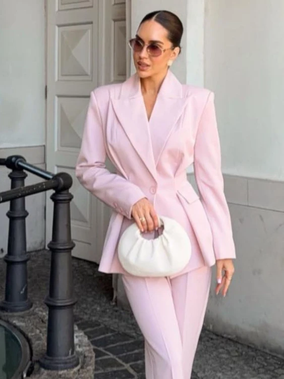 Paris-elegancka-taliowana-marynarka-w-jasno-rozowym-kolorze-spodnie-komplet-komunię-chrzest-lalilafashionpl