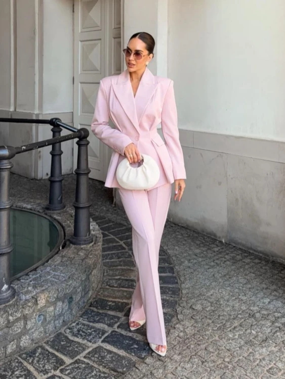 Paris-elegancka-taliowana-marynarka-w-jasno-rozowym-kolorze-lalilafashionpl