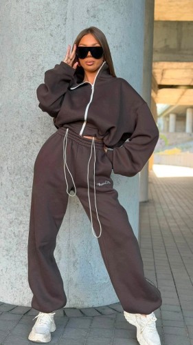 Brązowy ocieplany dres damski MIA MAISON CLUB polski produkt premium Komplet dresowy damski MIA MAISON CLUB bluza na zamek i szerokie spodnie lalilafashionpl warszawa marki ostrołęka