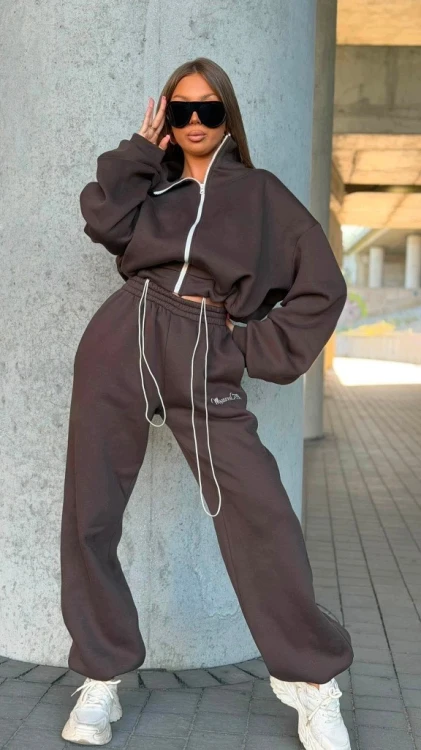 Brązowy ocieplany dres damski MIA MAISON CLUB polski produkt premium Komplet dresowy damski MIA MAISON CLUB bluza na zamek i szerokie spodnie lalilafashionpl warszawa marki ostrołęka