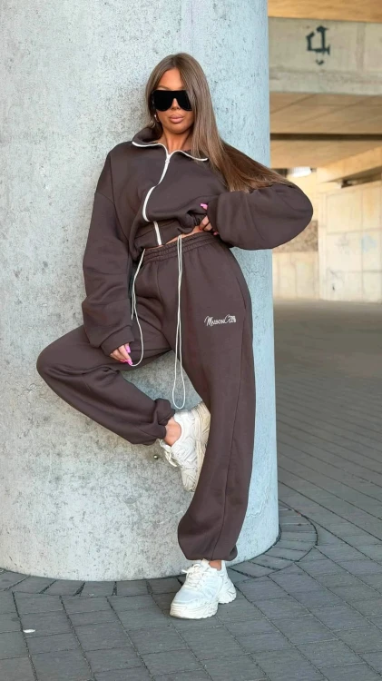 Ocieplany komplet damski Maison Club w kolorze brązowym Damski komplet dresowy premium oversize MIA MAISON CLUB Modny brązowy komplet dresowy damski na jesień i zimę lalilafashionpl lalilafashion ostrołęka marki warszawa