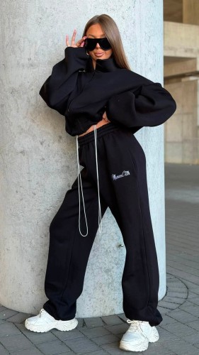 Ocieplany komplet damski Maison Club w kolorze CZARNYM Damski komplet dresowy premium oversize MIA MAISON CLUB Modny CZARNY komplet dresowy damski na jesień i zimę marki warszawa lalilafashionpl lalila fashion