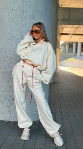 Ocieplany komplet damski Maison Club ecru Damski komplet dresowy premium oversize MIA MAISON CLUB Modny kremowy komplet dresowy damski na jesień i zimę marki warszawa lalilafashionpl lalila fashion