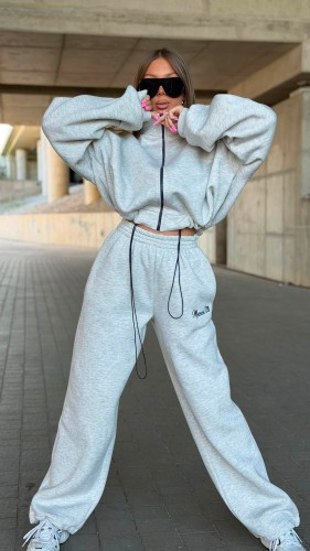 Ocieplany komplet damski Maison Club w kolorze szarym Damski komplet dresowy premium oversize MIA MAISON CLUB Modny brązowy komplet dresowy damski na jesień i zimę marki warszawa lalilafashionpl lalila fashion