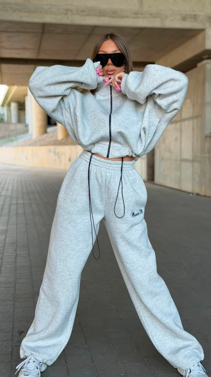 Ocieplany komplet damski Maison Club w kolorze szarym Damski komplet dresowy premium oversize MIA MAISON CLUB Modny brązowy komplet dresowy damski na jesień i zimę marki warszawa lalilafashionpl lalila fashion