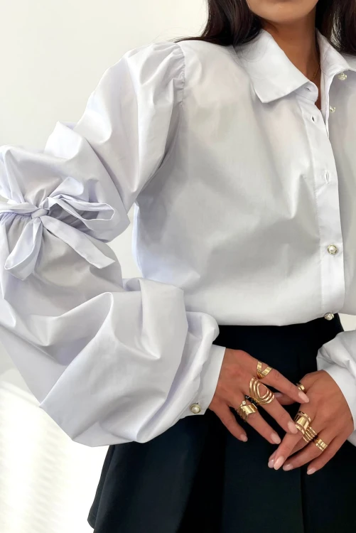 Koszula-na-poduszkach-z-wiazanymi-rekawami-LaMilla-biala-w-lalilafashion.jpg
